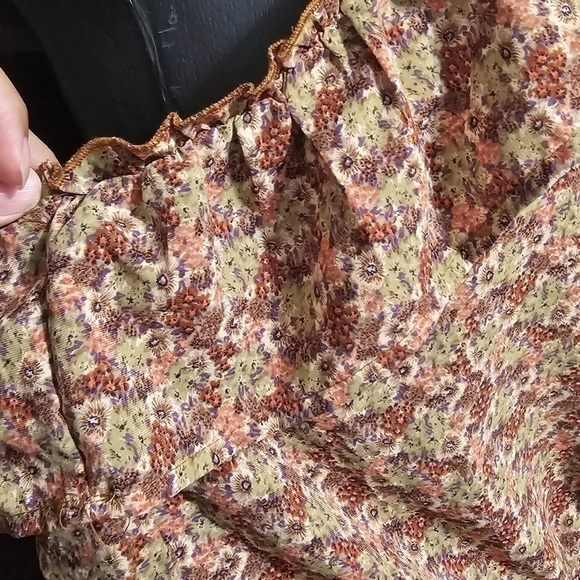 New Cozy Casual Green Floral Halter Ruffle Top - Picture 3 of 7